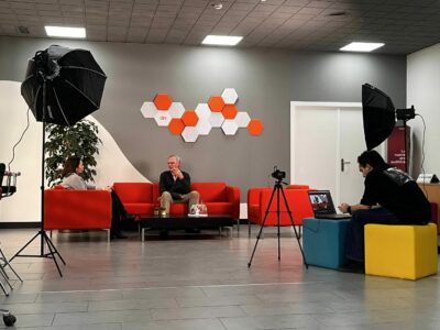 Decibelios, el primer podcast de audición en España que pone voz a historias reales