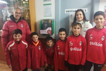 Aguilar de Campoo refuerza su cardioprotección con un nuevo desfibrilador en las instalaciones deportivas