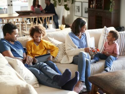 Scroll infinito, chats sin supervisión e IA emocional: así cambia el mapa de los riesgos digitales para los menores