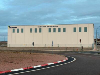 Tecnyvan inicia producción en su nueva fábrica de cubiertas para piscinas en Salamanca