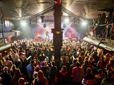 Granada acoge la VI Edición de la Fiesta Homenaje al Pop Español de los 80 y 90 con tributos a Mecano, Hombres G y El Último de la Fila