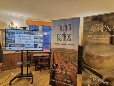 Tierra de Barros y La Serena presentan nuevas experiencias turísticas en el Hogar Extremeño de Madrid