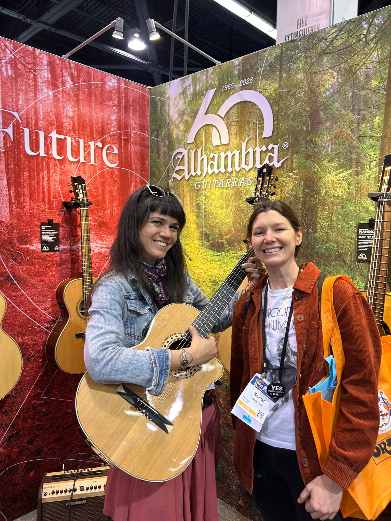 visitantes en el stand de Alhambra Guitarras en NAMM California