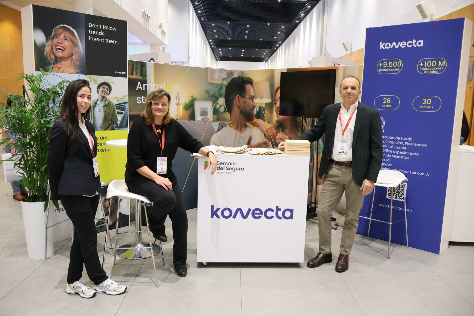 Francisco Rodrguez Business Developer Manager de Konecta Digital y Begoa Arana gerente comercial del sector seguros de Konecta
