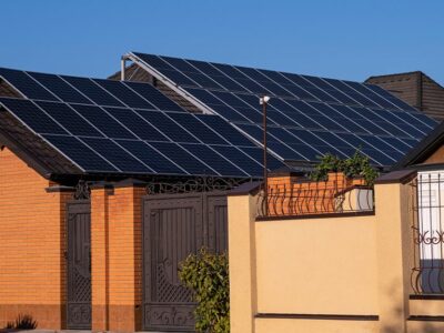 SyA Instalaciones resalta la combinación de placas solares y otras energías para maximizar el ahorro energético