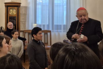 Inicio 66 Alumnos de Bachillerato del Colegio Juan Pablo II de Parla, recibidos en Cracovia por el cardenal Dziwisz