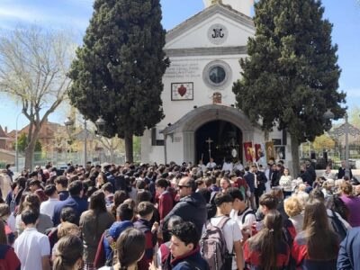 El Colegio Juan Pablo II de Parla lleva la educación a las calles con un Vía Crucis de más de 300 alumnos