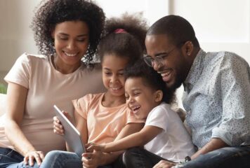 Familias tech-tailor y crianza digital ‘a medida’: la importancia de adaptarse a la edad y madurez de cada hijo