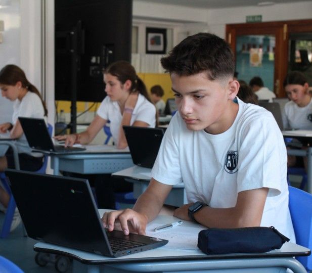 Alumnos de CVE aprendiendo a utilizar la IA en el aula
