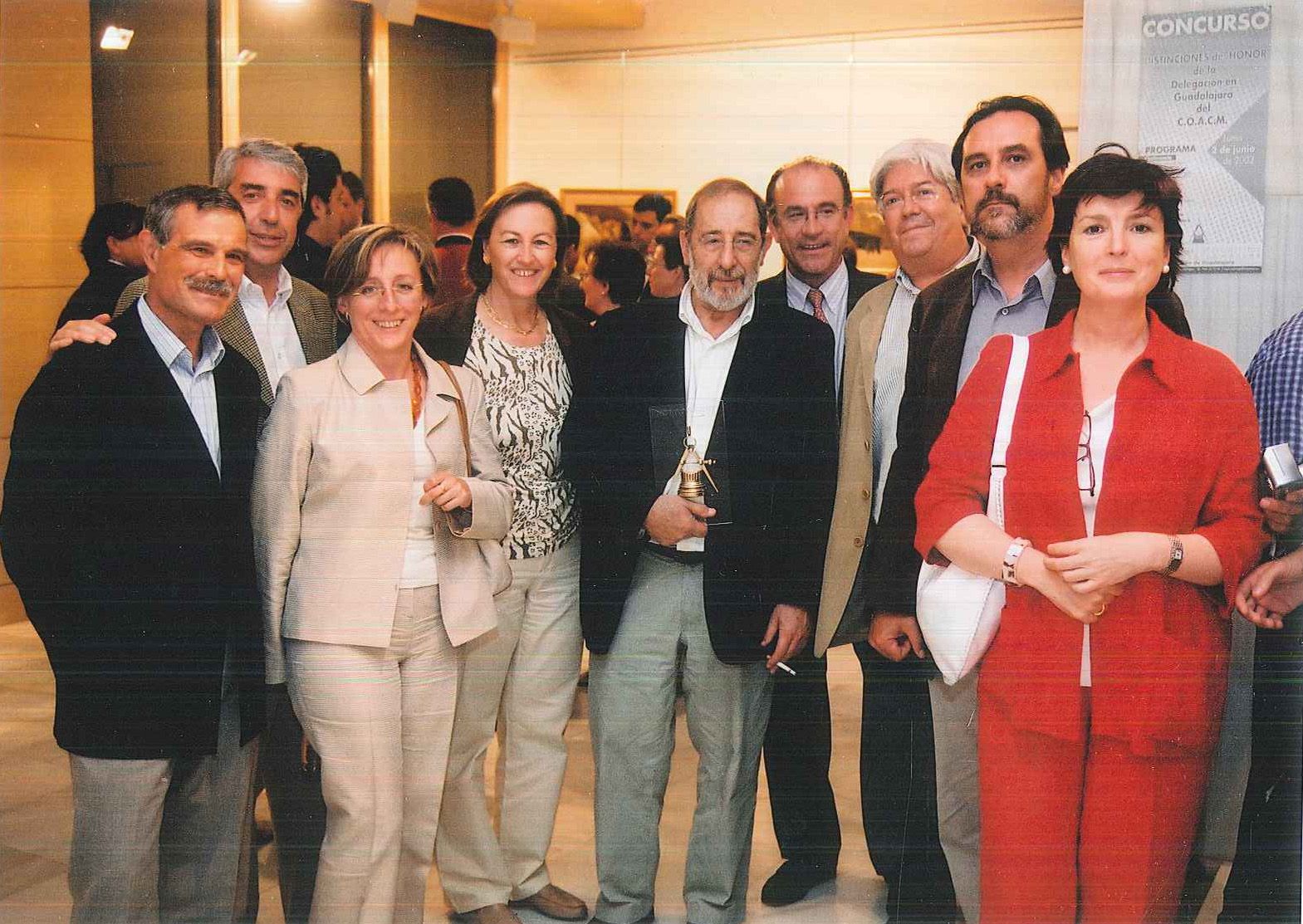 Foto Archivo Alvaro Siza recogiendo la distincion de honor de la demarcacion de Guadalajara de COACM en 2003 1