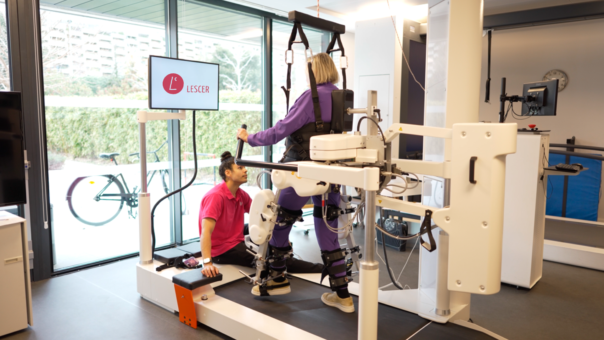 Neurofisioterapeuta de Lescer emeis y paciente en una maquina Lokomat