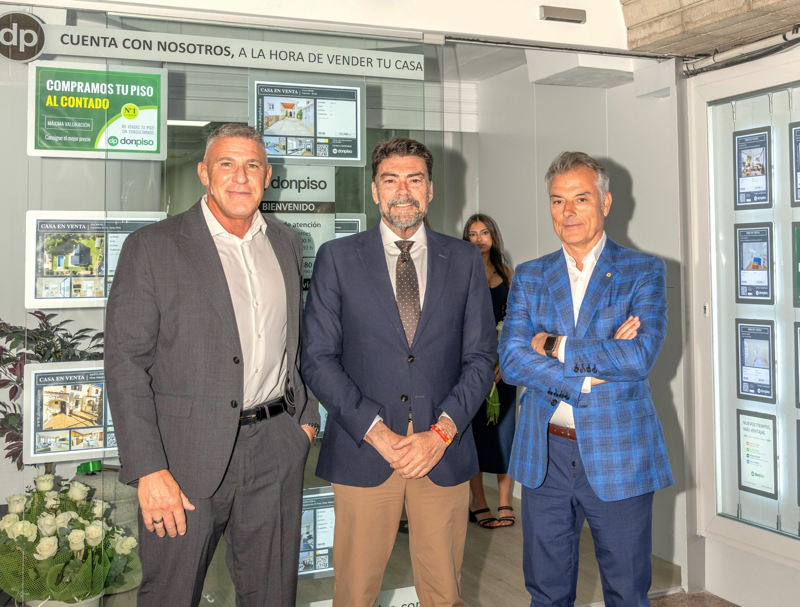 Vctor Gonzlez director oficina donpiso Alicante Luis Barcala alcalde de Alicante y Luis Prez director general de donpiso scaled