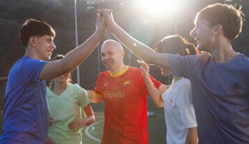 Decathlon convierte a sus embajadores en protagonistas de su campaña de verano junto a Pedri e Iniesta