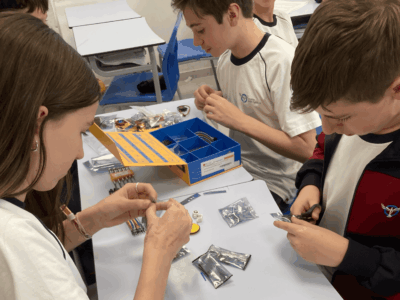 El Colegio Juan Pablo II de Parla impulsa la robótica con alumnos que programan y dan vida a robots