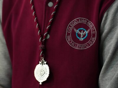 La VI promoción del Colegio Juan Pablo II se gradúa bajo el Sagrado Corazón