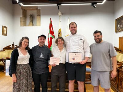 Adur Arrieta conquista Hondarribia con un pintxo nacido entre el atún del Cantábrico y el trigo medieval