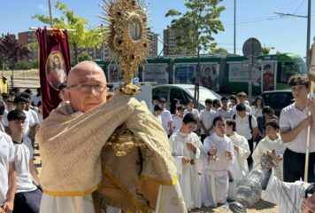 Inicio 66 La fe toma las calles de Parla: el Obispo Auxiliar de Getafe preside el Corpus del Colegio Juan Pablo II