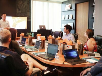 Los másteres de RRHH giran hacia negocio, datos y organización