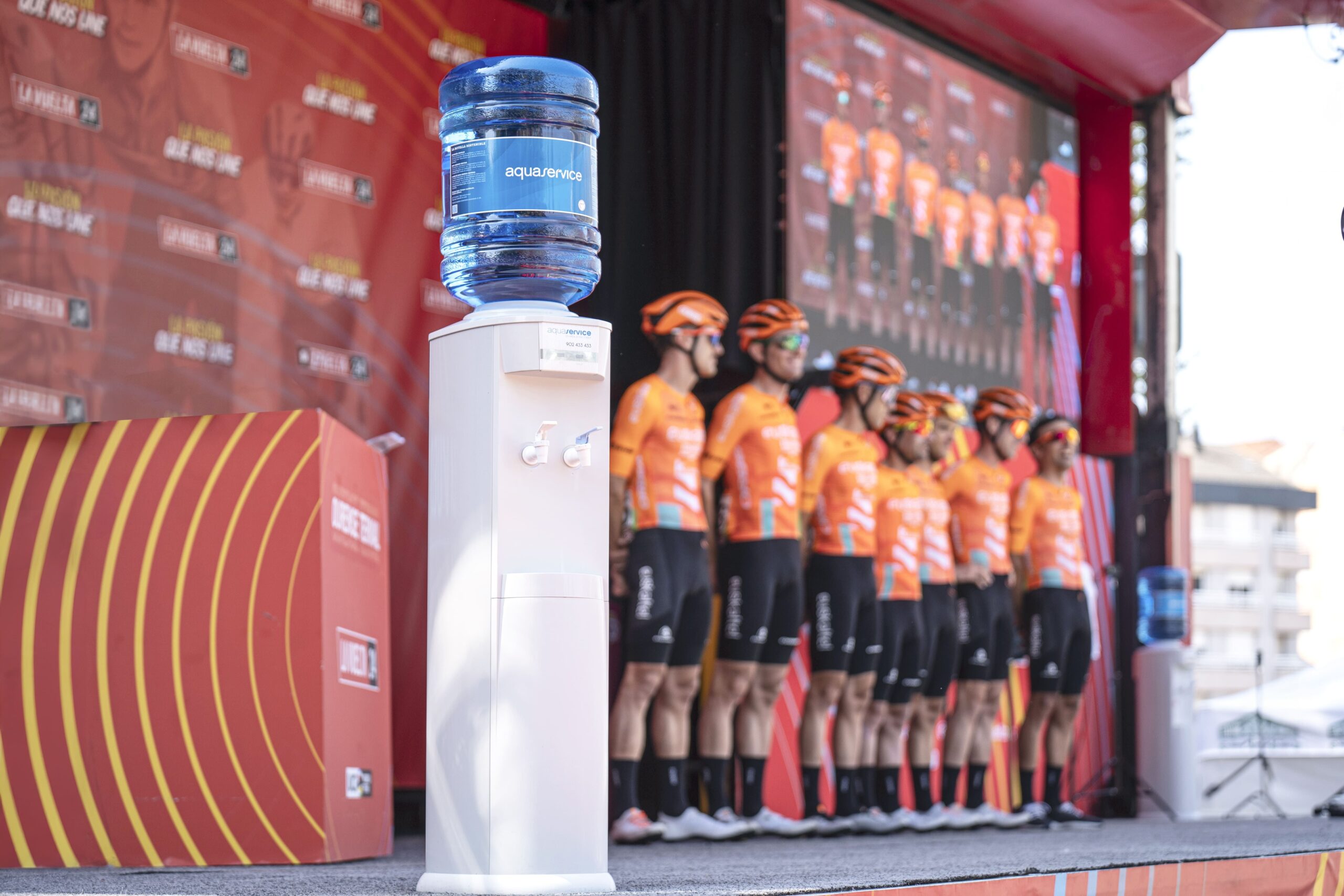 La Vuelta y Aquaservice hidratan a miles de personas de forma sostenible 3 Aquaservice y La Vuelta 1 scaled