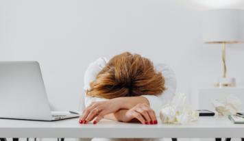 Dr. Alexander Bilbao sobre el Síndrome de burnout: «Existen ciertos signos de alarma como no poder dejar el trabajo en la oficina, que el fin de semana no sea reparador o que, incluso, unas vacaciones no permitan desconectar del trabajo»