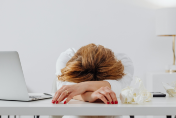 Inicio 67 Dr. Alexander Bilbao sobre el Síndrome de burnout: «Existen ciertos signos de alarma como no poder dejar el trabajo en la oficina, que el fin de semana no sea reparador o que, incluso, unas vacaciones no permitan desconectar del trabajo»